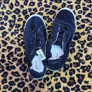 NWT SIZE 10 TORRID BLACK VELVET FUR LINED SNEAKERS SLIP ON